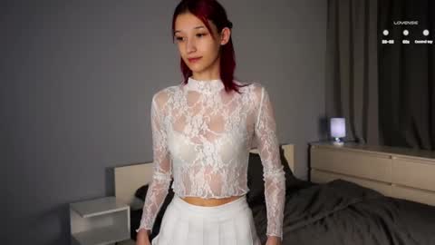 Snapshot of likalens chatting on 11/26/25, 11:44 Emi online show from 11/26/25, 11:44