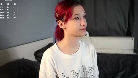 Snapshot of likalens chatting on 12/15/25, 11:36 Emi online show from 12/15/25, 11:36