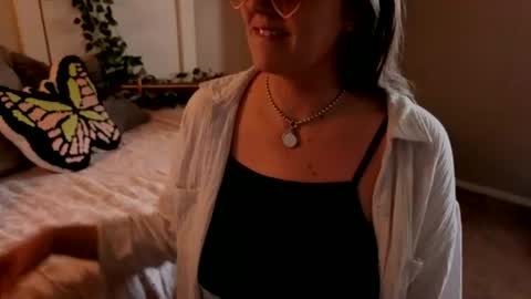 Snapshot of like_cinnamon chatting on 07/05/26, 03:41 Synthia online show from 07/05/26, 03:41