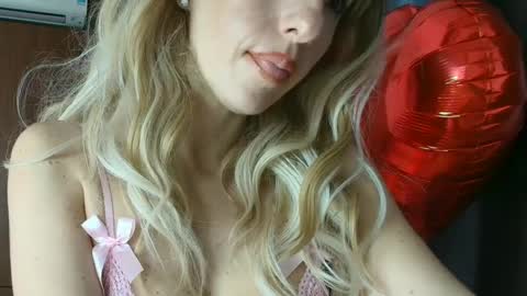 Mia                   Onlyfans link -  online show from 02/18/25, 06:59