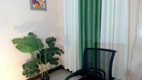 Snapshot of likliklicklengleng chatting on 12/21/24, 11:13 Leng online show from 12/21/24, 11:13