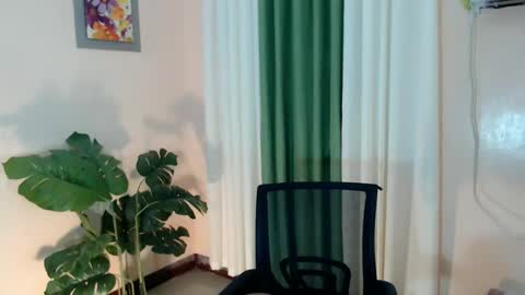 Snapshot of likliklicklengleng chatting on 12/22/24, 03:33 Leng online show from 12/22/24, 03:33