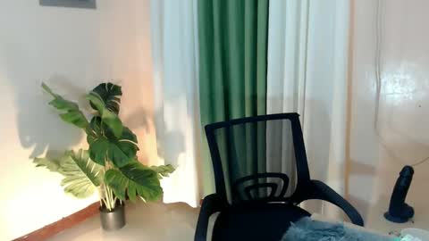 Snapshot of likliklicklengleng chatting on 12/30/24, 02:19 Leng online show from 12/30/24, 02:19