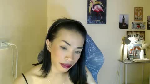 Snapshot of likliklicklengleng chatting on 11/12/25, 09:47 Leng online show from 11/12/25, 09:47