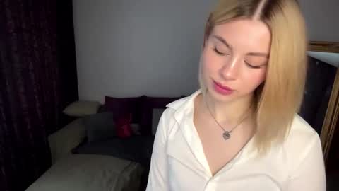 Snapshot of lil_elisa chatting on 09/11/25, 10:48 Elisa  online show from 09/11/25, 10:48