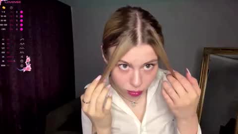 Snapshot of lil_elisa chatting on 09/25/25, 10:41 Elisa  online show from 09/25/25, 10:41