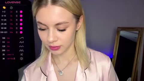 Snapshot of lil_elisa chatting on 10/15/25, 09:42 Elisa  online show from 10/15/25, 09:42