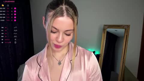 Snapshot of lil_elisa chatting on 10/26/25, 11:16 Elisa  online show from 10/26/25, 11:16