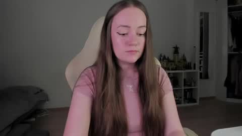 Snapshot of lil_happiness chatting on 04/17/26, 08:01 for free registration 3 online show from 04/17/26, 08:01