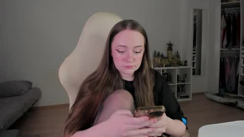 Snapshot of lil_happiness chatting on 05/10/26, 06:35 for free registration 3 online show from 05/10/26, 06:35