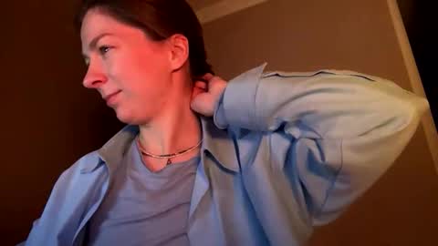 Snapshot of lil_uff chatting on 12/17/25, 02:06 aka princessmaya online show from 12/17/25, 02:06