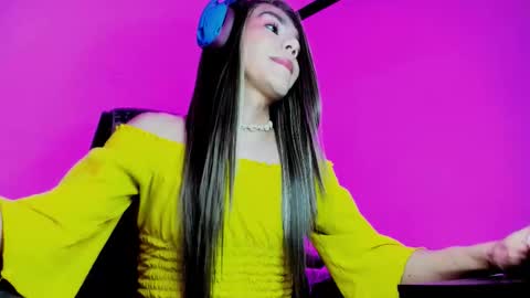 lila_di online show from 11/04/25, 10:09