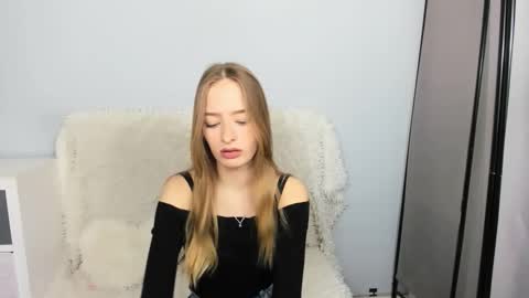 Snapshot of liladesire chatting on 11/17/25, 05:08 LiliaDesire online show from 11/17/25, 05:08