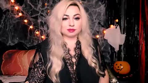 Snapshot of lilashiny chatting on 10/29/25, 02:47 LilaShiny online show from 10/29/25, 02:47