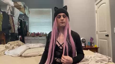 Snapshot of lilbimbo420 chatting on 11/17/25, 08:47 Kristin online show from 11/17/25, 08:47