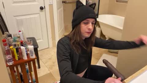 Snapshot of lilbimbo420 chatting on 11/25/25, 05:51 Kristin online show from 11/25/25, 05:51