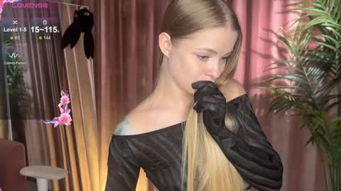 Snapshot of lili_01 chatting on 09/15/25, 10:59 Lili online show from 09/15/25, 10:59