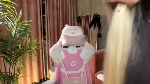 Snapshot of lili_01 chatting on 04/08/26, 10:59 Lili online show from 04/08/26, 10:59