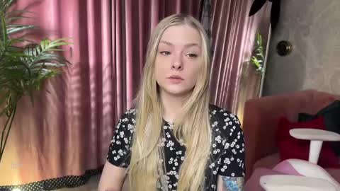 Snapshot of lili_01 chatting on 04/27/26, 04:54 Lili online show from 04/27/26, 04:54