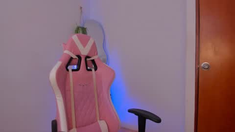 Snapshot of lilian_vergara chatting on 01/28/25, 08:36 holis soy lily chang no olvides el pulgar arriba es muy importante para mi 3 independent model online show from 01/28/25, 08:36