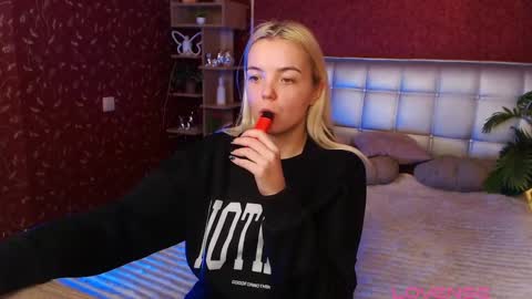 Snapshot of lilieanori chatting on 02/07/25, 10:52 Lilie online show from 02/07/25, 10:52