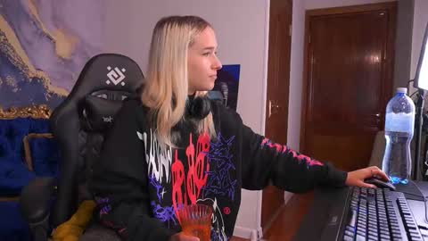 Snapshot of lilielfie chatting on 10/01/25, 06:52 lilielfie online show from 10/01/25, 06:52