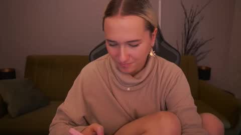 Snapshot of lilielfie chatting on 10/12/25, 01:43 lilielfie online show from 10/12/25, 01:43