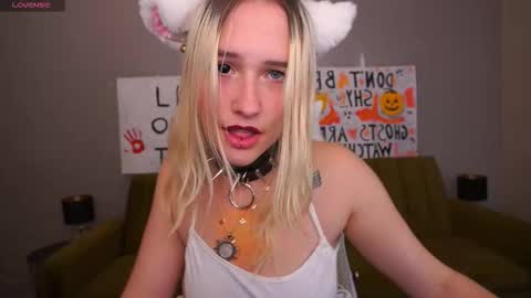 Snapshot of lilielfie chatting on 10/31/25, 11:28 lilielfie online show from 10/31/25, 11:28