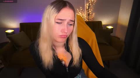 Snapshot of lilielfie chatting on 11/05/25, 01:44 lilielfie online show from 11/05/25, 01:44