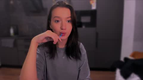 Snapshot of lililaluna chatting on 12/12/24, 06:31 ... online show from 12/12/24, 06:31