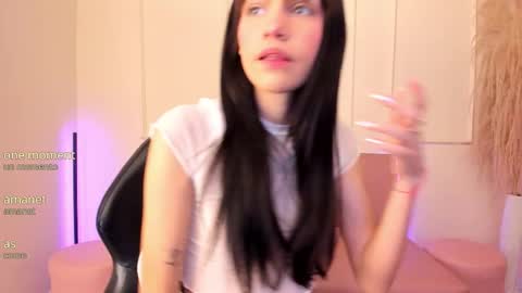 Snapshot of lilily_lv chatting on 11/21/25, 12:15 Lilly online show from 11/21/25, 12:15