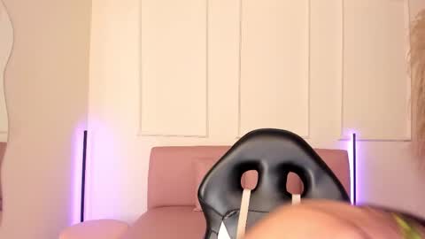 Snapshot of lilily_lv chatting on 12/01/25, 12:21 Lilly online show from 12/01/25, 12:21