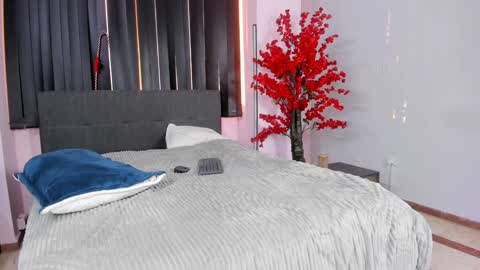 Snapshot of lilith_and_marcusblain chatting on 12/27/24, 10:16 Lili  Marcus online show from 12/27/24, 10:16