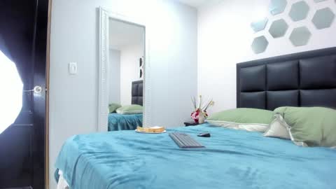 Snapshot of lilith_and_marcusblain chatting on 01/18/25, 03:05 Lili  Marcus online show from 01/18/25, 03:05