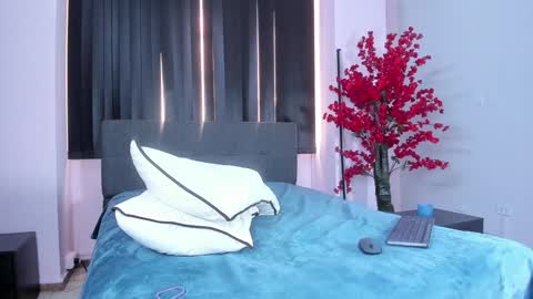 Snapshot of lilith_and_marcusblain chatting on 01/22/25, 10:15 Lili  Marcus online show from 01/22/25, 10:15