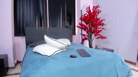 Snapshot of lilith_and_marcusblain chatting on 01/23/25, 10:33 Lili  Marcus online show from 01/23/25, 10:33