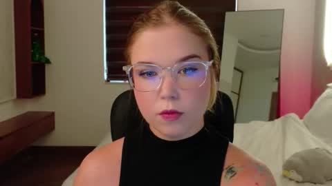 Snapshot of lilith_bonheur chatting on 03/31/26, 11:05 Lilith Bonheur online show from 03/31/26, 11:05