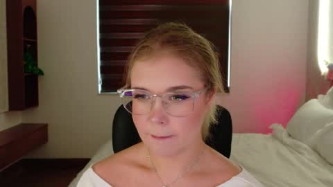 Snapshot of lilith_bonheur chatting on 04/08/26, 11:16 Lilith Bonheur online show from 04/08/26, 11:16