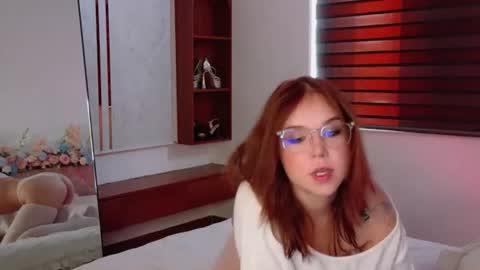 Snapshot of lilith_bonheur chatting on 06/11/26, 12:32 Lilith Bonheur online show from 06/11/26, 12:32