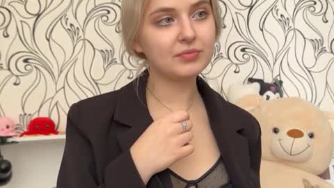 Snapshot of lilith_butterfly chatting on 03/10/26, 11:37 Lilly online show from 03/10/26, 11:37