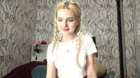 Snapshot of lilith_butterfly chatting on 04/16/26, 01:12 Lilly online show from 04/16/26, 01:12