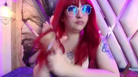 Snapshot of lilith_curvy chatting on 11/19/25, 07:58 online show from 11/19/25, 07:58