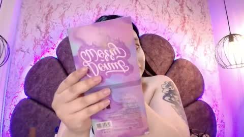 Snapshot of lilith_curvy chatting on 11/23/25, 07:24 online show from 11/23/25, 07:24