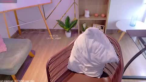 Snapshot of lilith_vamp chatting on 11/20/25, 07:13 LILITH 200 LIKES Thursday Clown Costume M online show from 11/20/25, 07:13