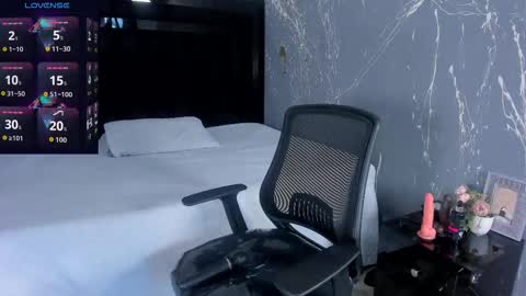 Snapshot of lilithluxorr chatting on 11/12/25, 01:22 Lilith luxorr online show from 11/12/25, 01:22