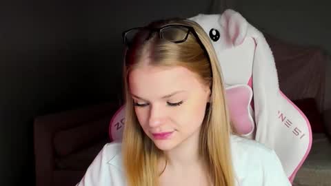 lilitrosen online show from 11/16/25, 06:19