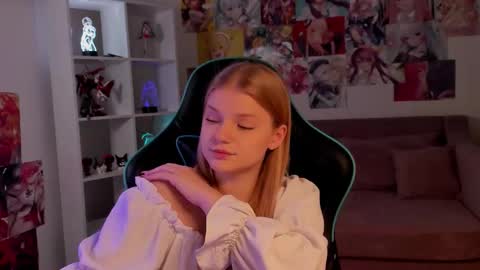 lilitrosen online show from 11/18/25, 05:28