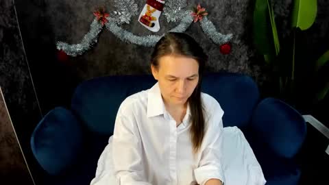 lillian_white1 online show from 12/31/24, 12:32