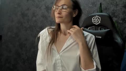 lillian_white1 online show from 10/05/25, 12:20