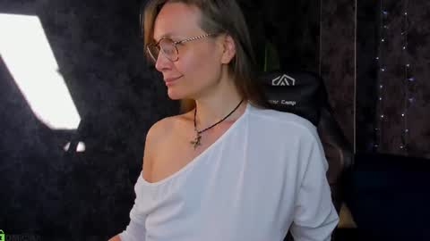 Snapshot of lillian_white1 chatting on 06/14/26, 01:03 lillian_white1 online show from 06/14/26, 01:03